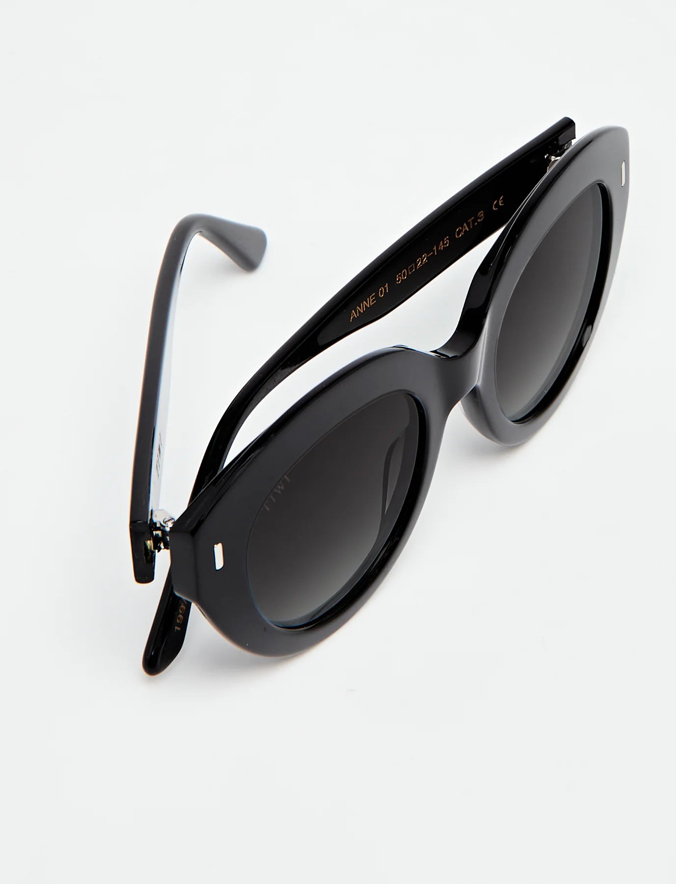 ANNE 01 BLACK LIMITED EDITION 1/300