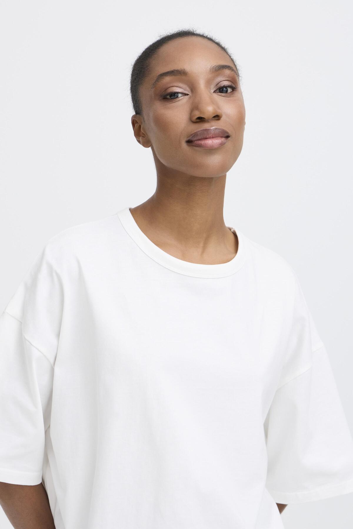 CAMISETA NOT SO BASIC WHITE