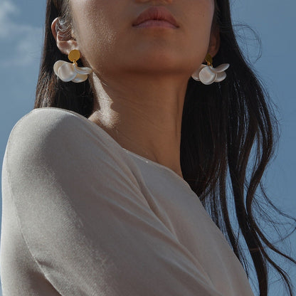 PENDIENTES PÉTALOS LENTEJITA BLANCO NACARADO - Sister Birkin 