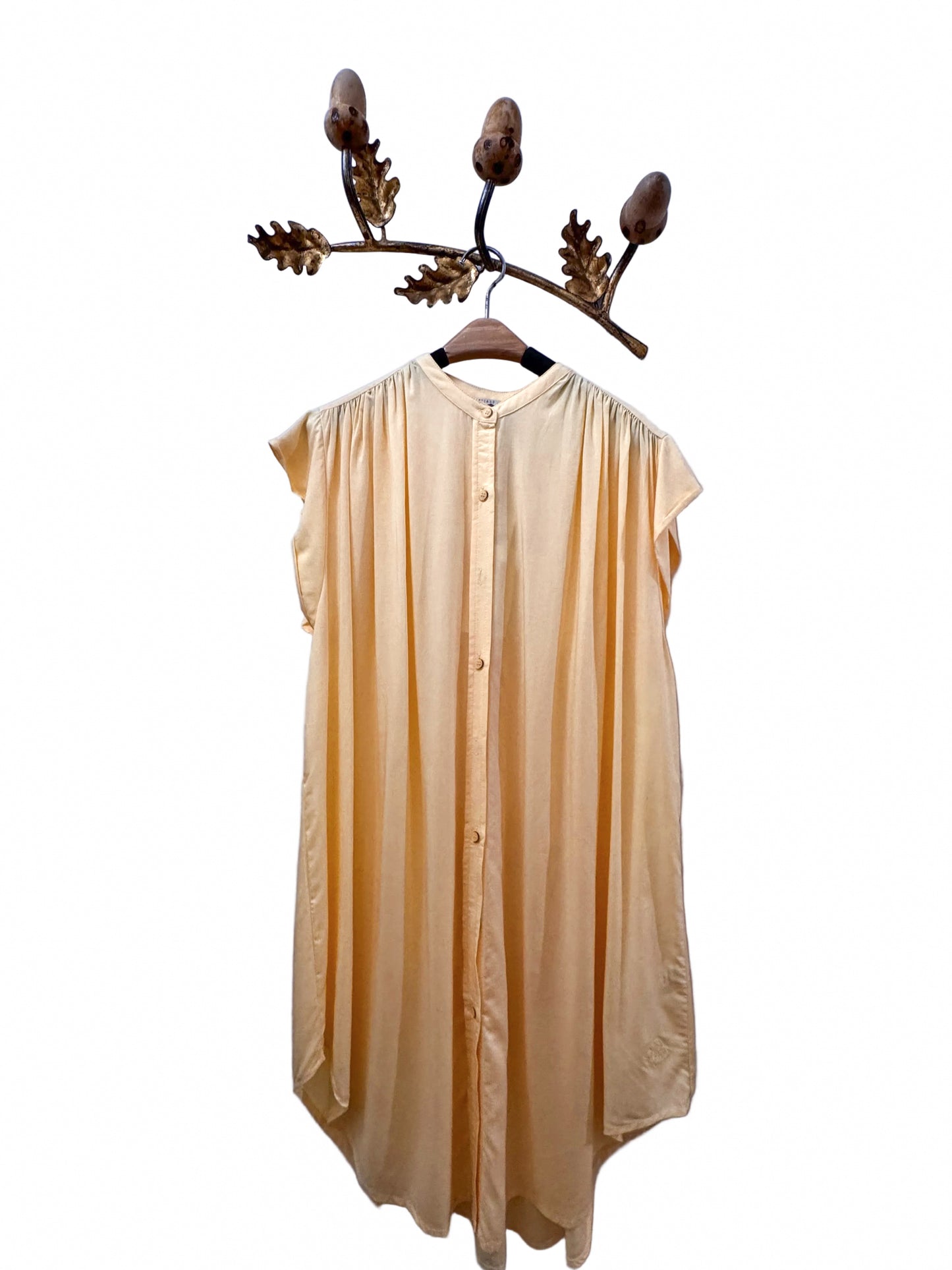 Imagen fotorrealista en plano completo de una modelo con aire natural y desenfadado, aspecto parecido a Jane Birkin .Va caminando por Positano al atardecer.
Viste esta camisola ( largo hasta debajo de la rodilla ) de Lyocell , combinada con vaqueros acampanados y sandalias de tacón color camel. De complemento lleva un bolso de paja redondeado . El estilismo transmite feminidad relajada, autenticidad y elegancia sin esfuerzo. Actitud “effortlessly chic “ , maquillaje natural y pelo ligeremante despeinado.R

