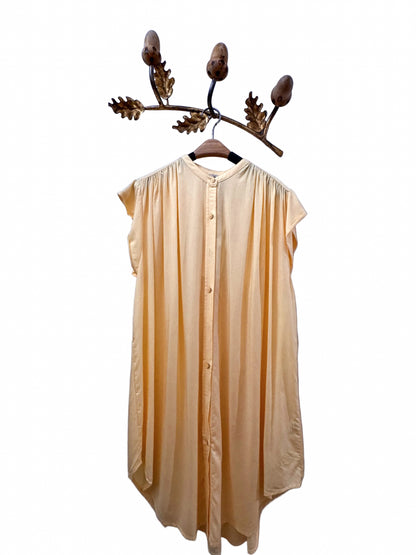 Imagen fotorrealista en plano completo de una modelo con aire natural y desenfadado, aspecto parecido a Jane Birkin .Va caminando por Positano al atardecer.
Viste esta camisola ( largo hasta debajo de la rodilla ) de Lyocell , combinada con vaqueros acampanados y sandalias de tacón color camel. De complemento lleva un bolso de paja redondeado . El estilismo transmite feminidad relajada, autenticidad y elegancia sin esfuerzo. Actitud “effortlessly chic “ , maquillaje natural y pelo ligeremante despeinado.R

