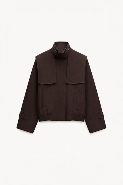 Chaqueta Ivanka Chocolate de mujer, diseño corto estructurado con hombros marcados, solapas superpuestas y cuello elevado.