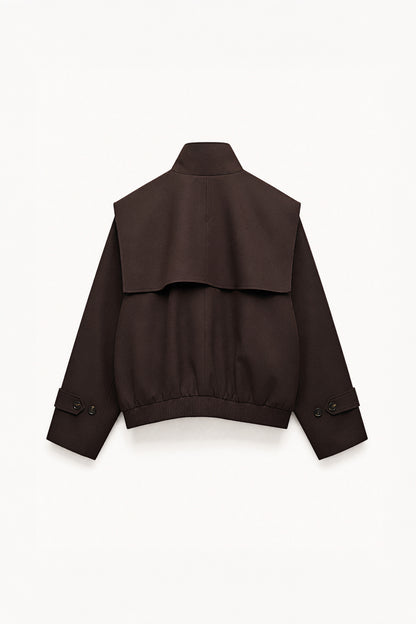 Chaqueta Ivanka Chocolate de mujer, diseño corto estructurado con hombros marcados, solapas superpuestas y cuello elevado.