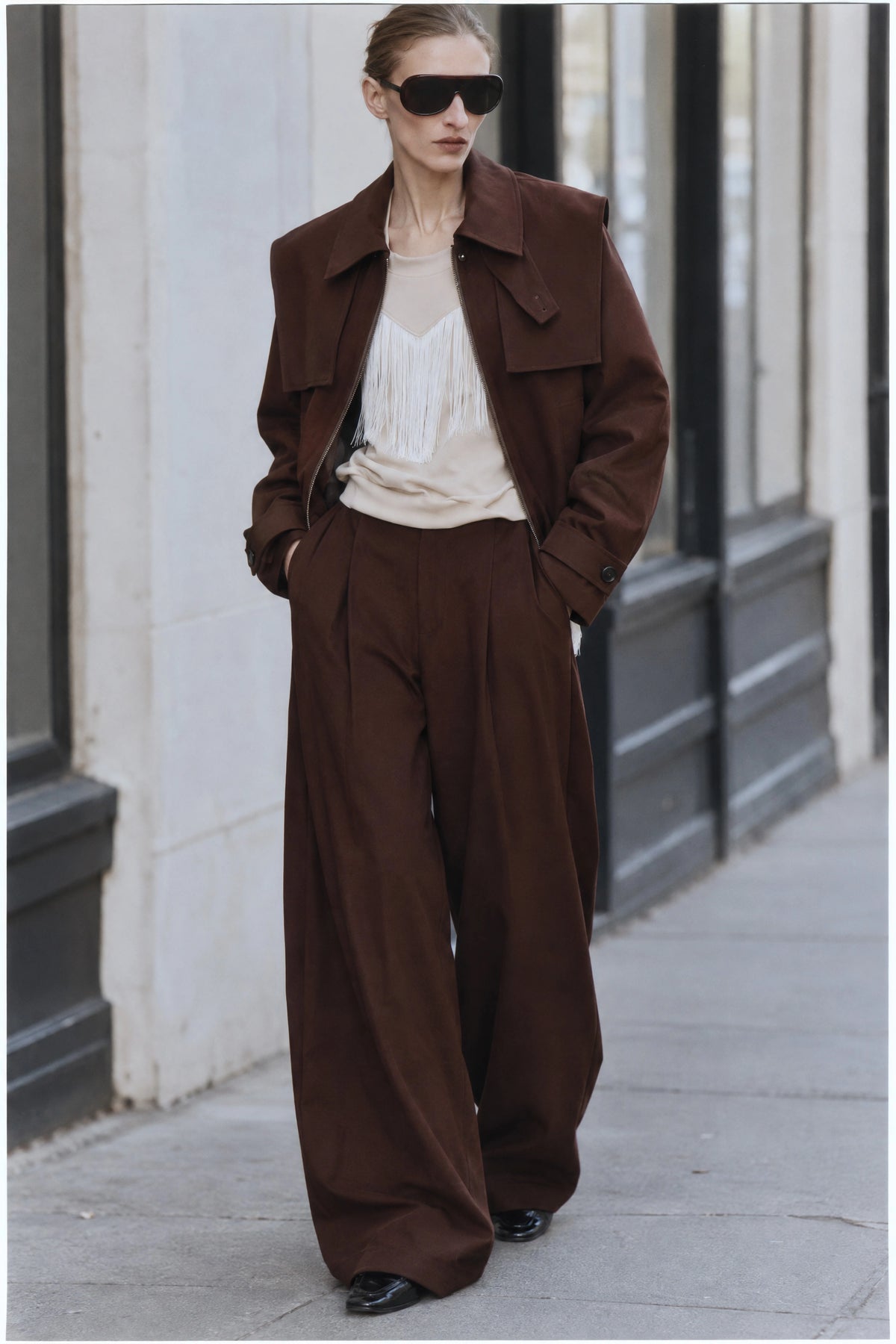 Chaqueta Ivanka Chocolate de mujer, diseño corto estructurado con hombros marcados, solapas superpuestas y cuello elevado.