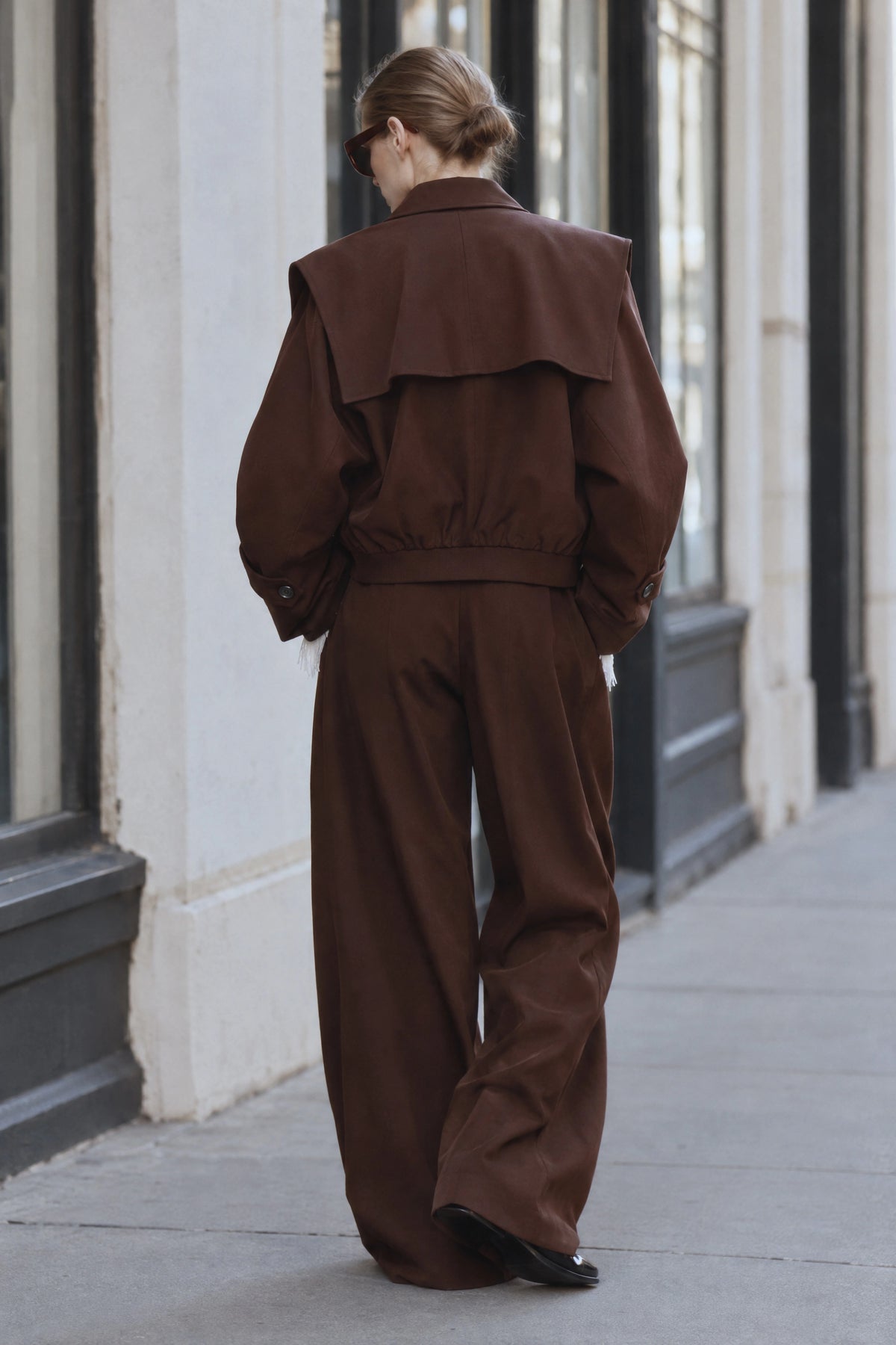 Chaqueta Ivanka Chocolate de mujer, diseño corto estructurado con hombros marcados, solapas superpuestas y cuello elevado.