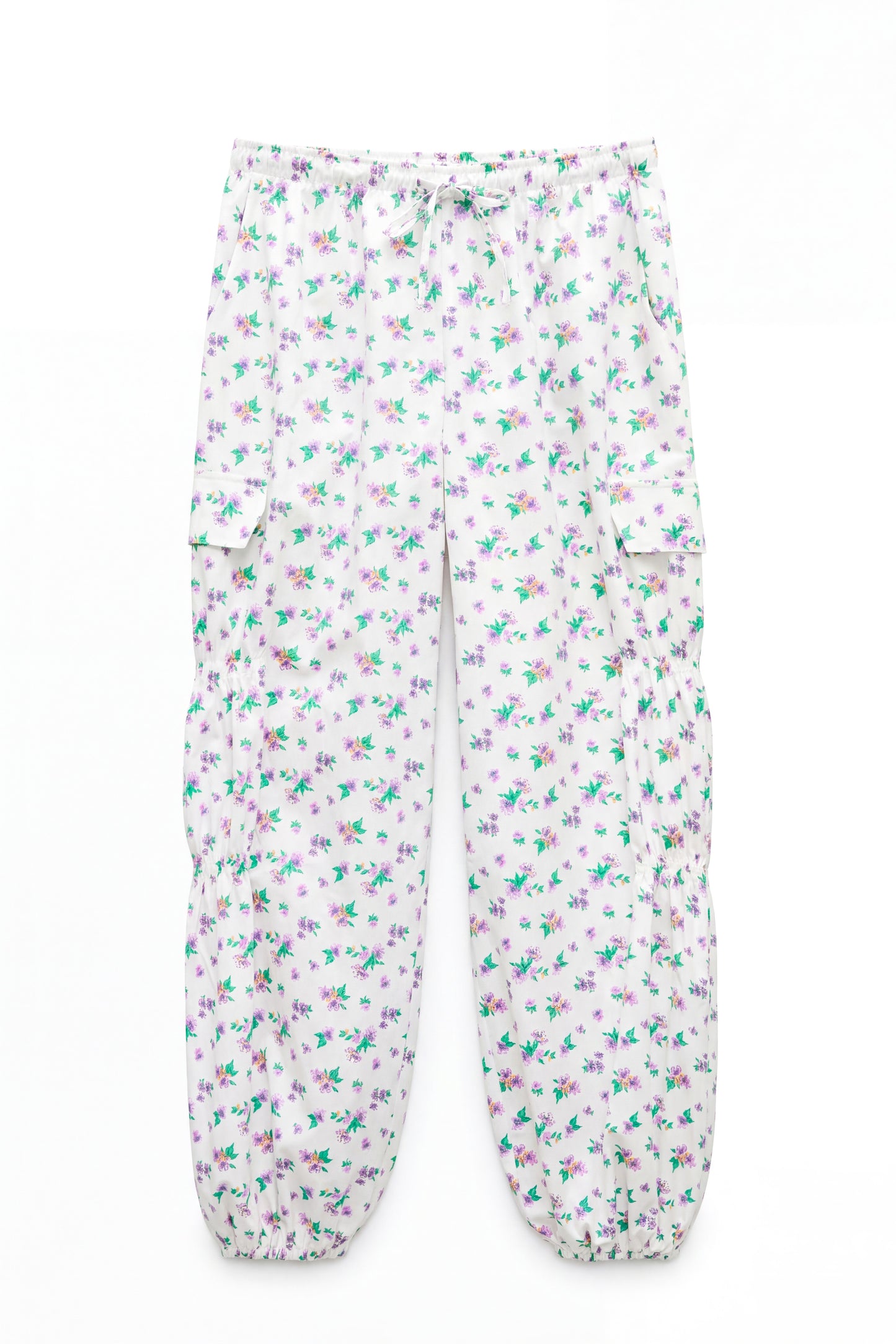 Pantalón cargo floral lila con bolsillos laterales y cintura con cordón