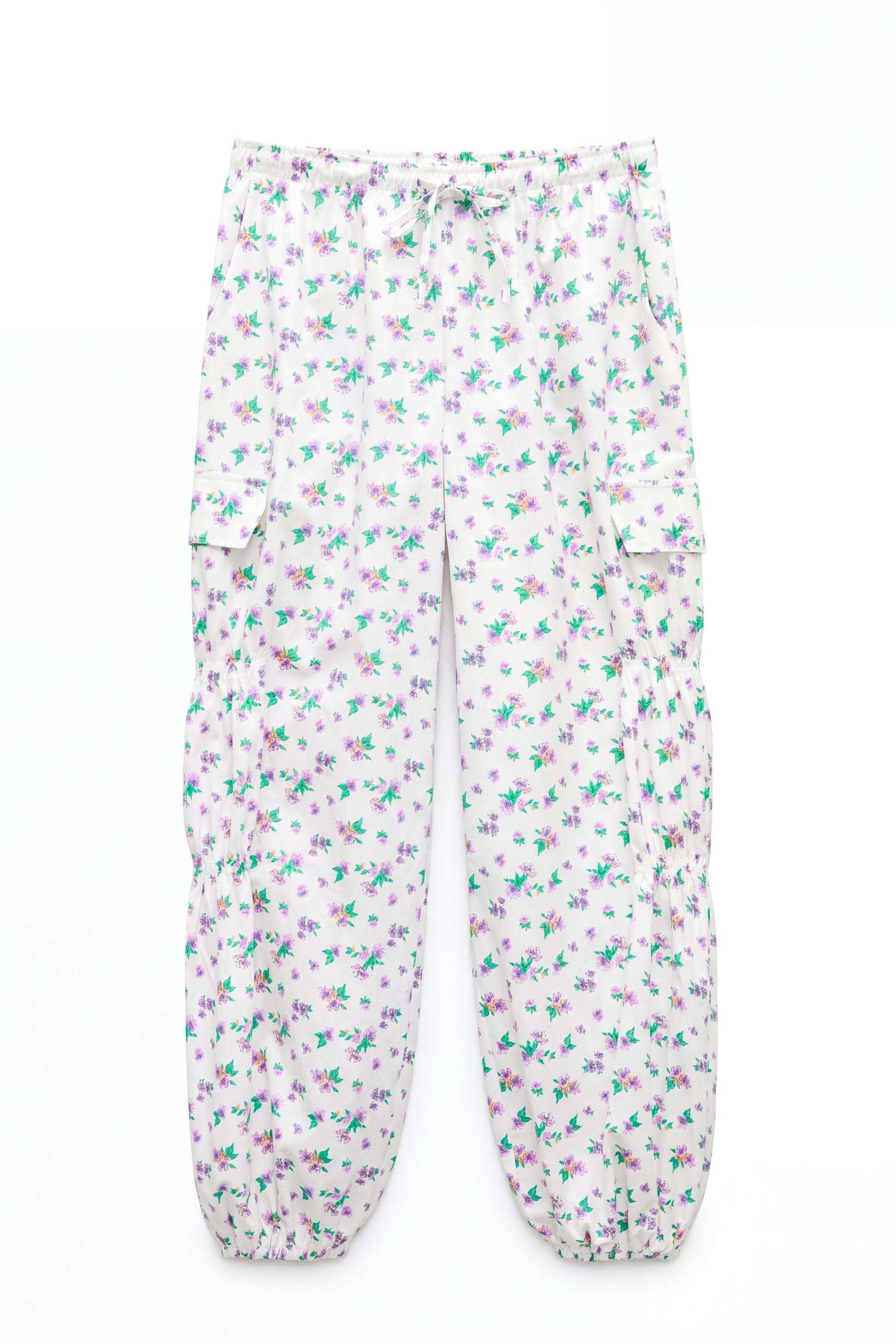 Pantalón cargo floral lila con bolsillos laterales y cintura con cordón