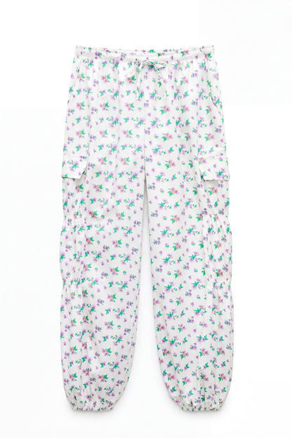 Pantalón cargo floral lila con bolsillos laterales y cintura con cordón