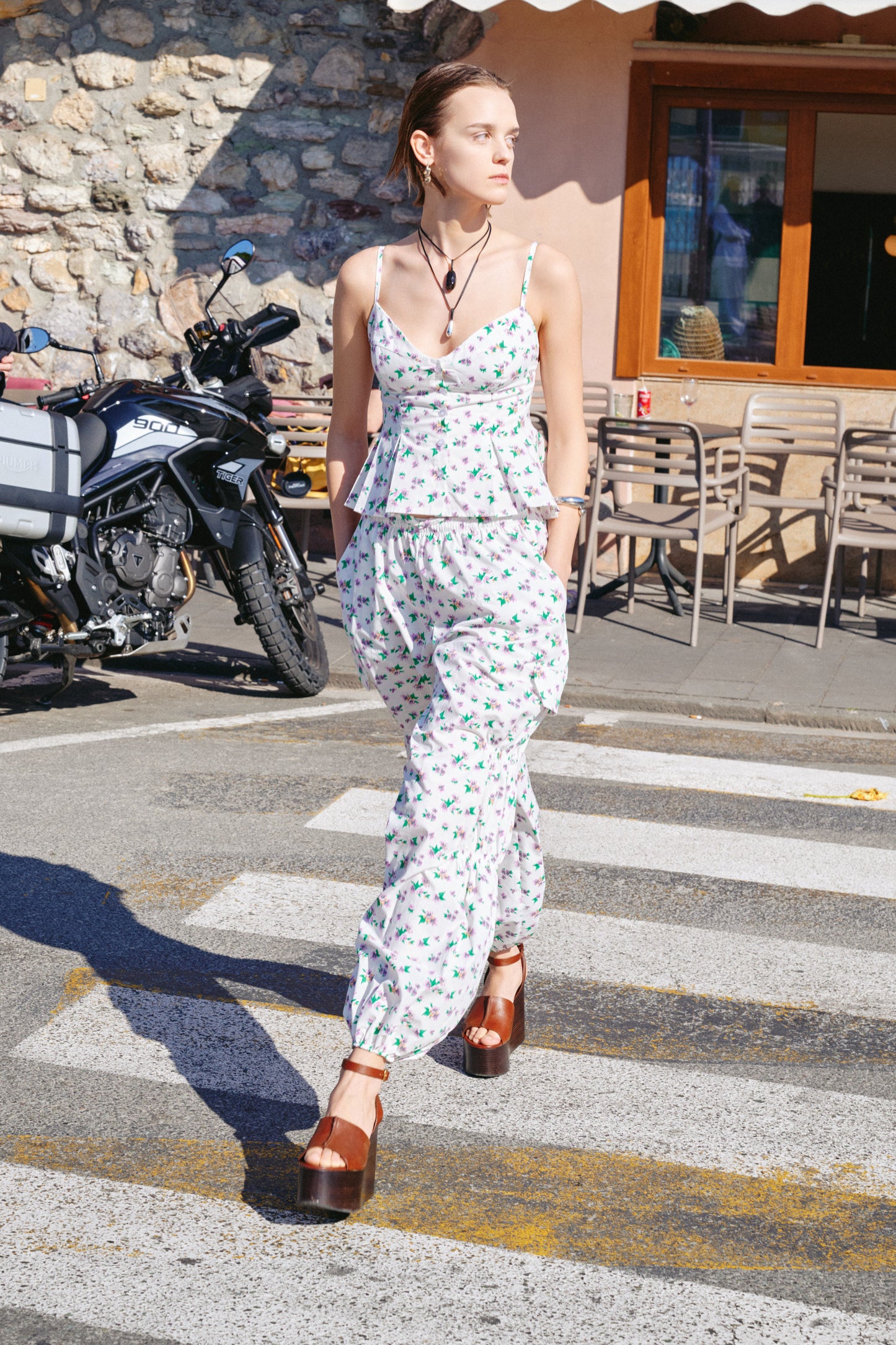 Look completo con top corset floral y pantalón cargo floral lila