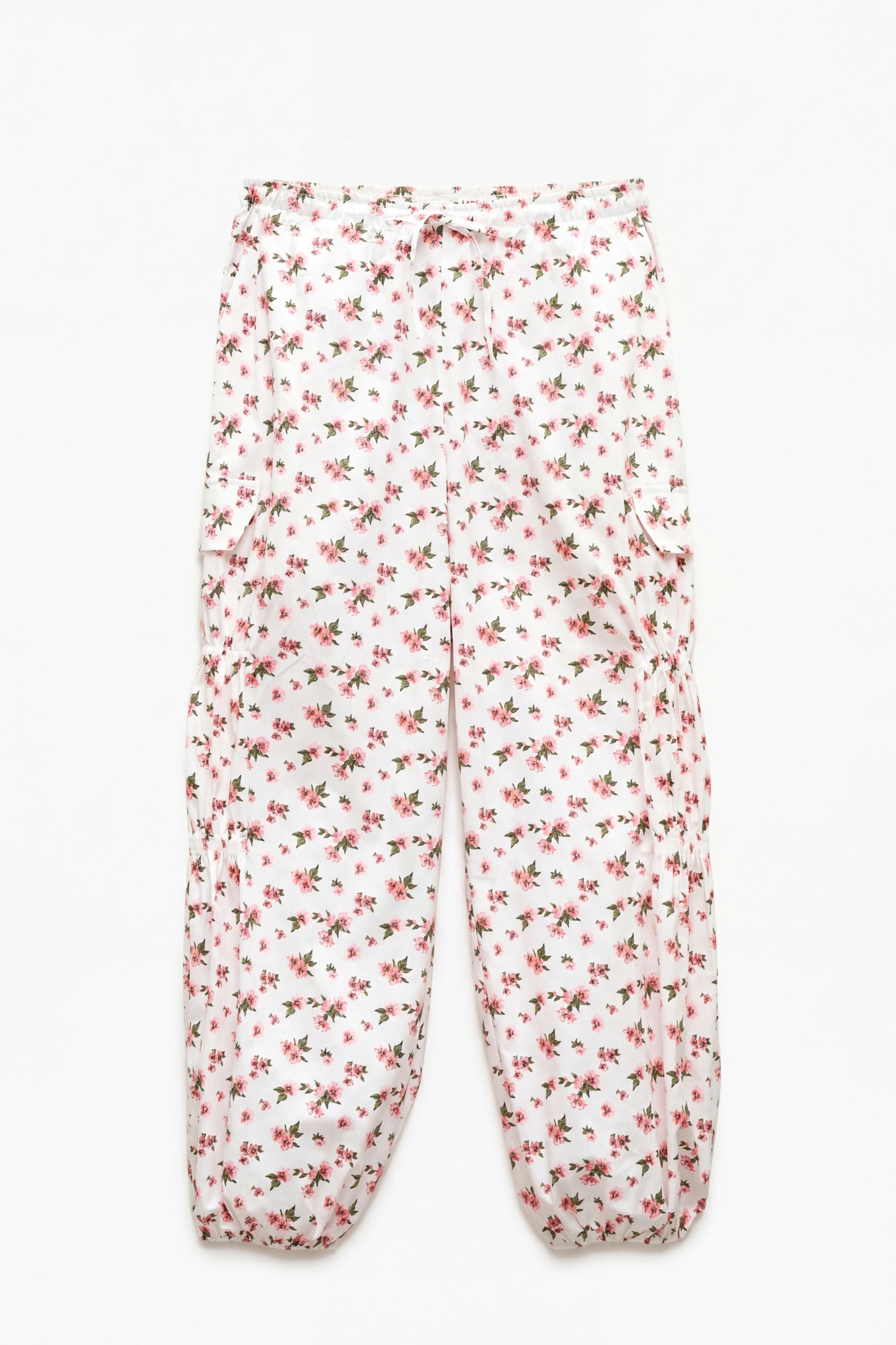 Pantalón cargo floral rosa con bolsillos laterales y cintura con cordón"

