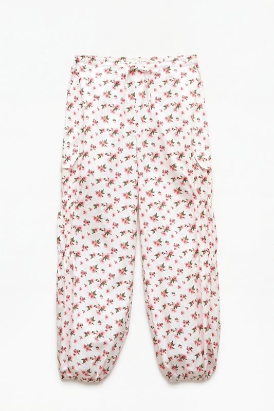 Pantalón cargo floral rosa con bolsillos laterales y cintura con cordón"

